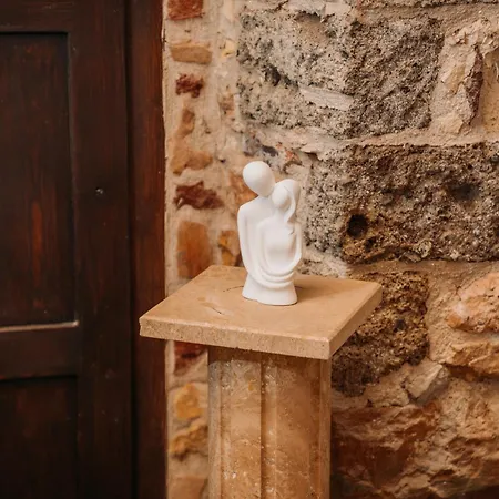 Nill's Stone House מלון