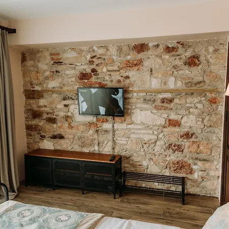Nill's Stone House מלון