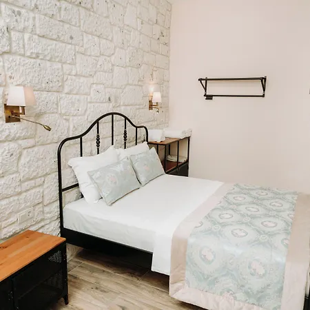 Nill's Stone House *